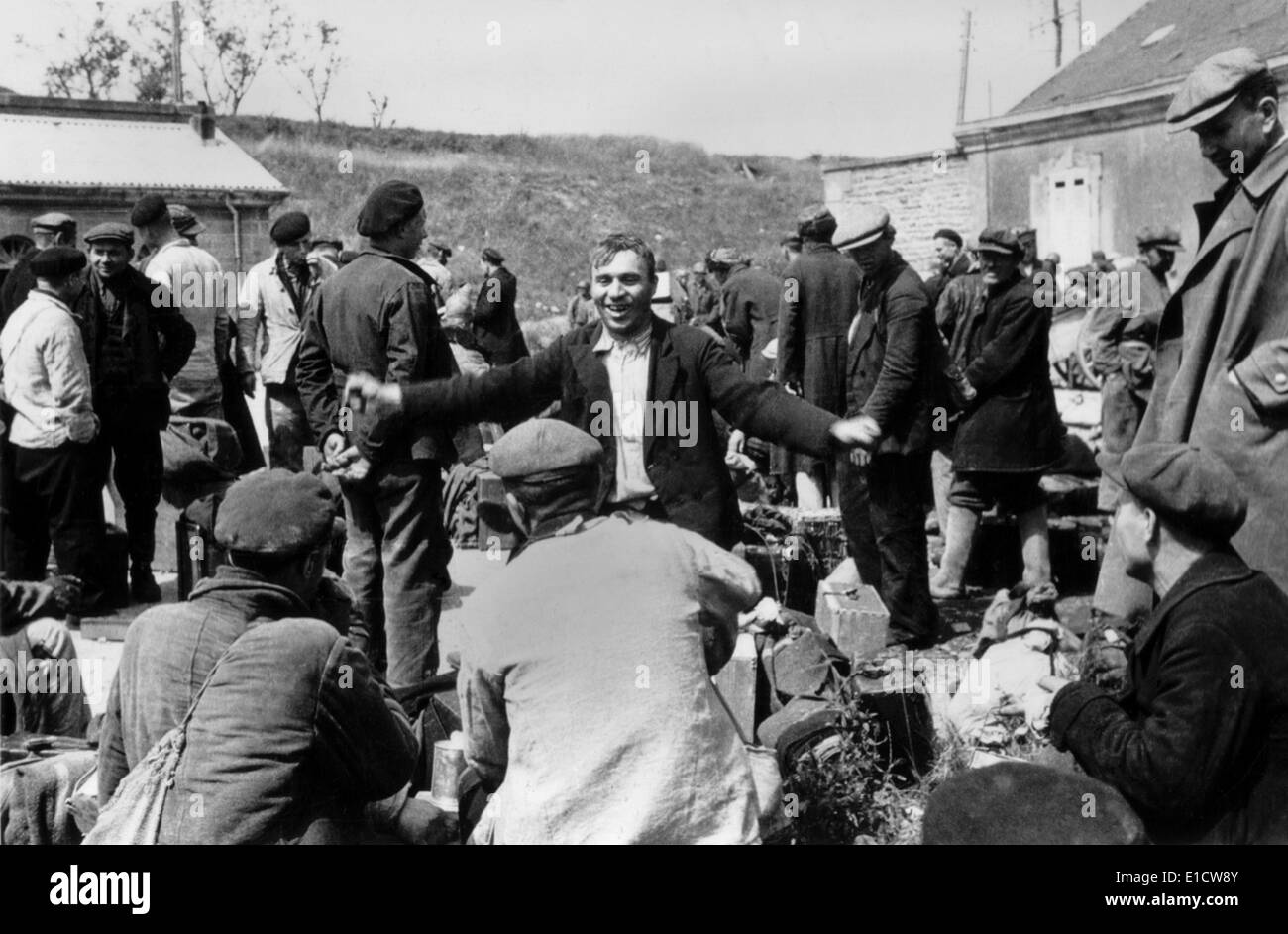 Fédération des travailleurs forcés de célébrer leur libération après la reddition de l'Allemagne à Cherbourg, France. A la fin de la guerre le Banque D'Images