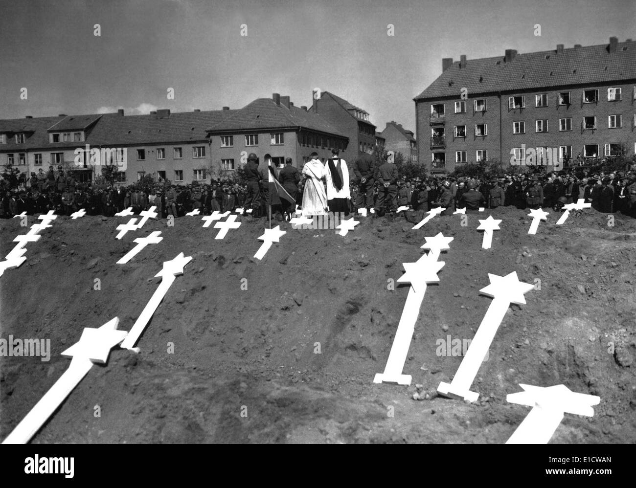 Les marqueurs sont les tombes de 80 victimes des Nazis trouvés en Ludwigslust, Allemagne. L'ensemble de la population civile Banque D'Images