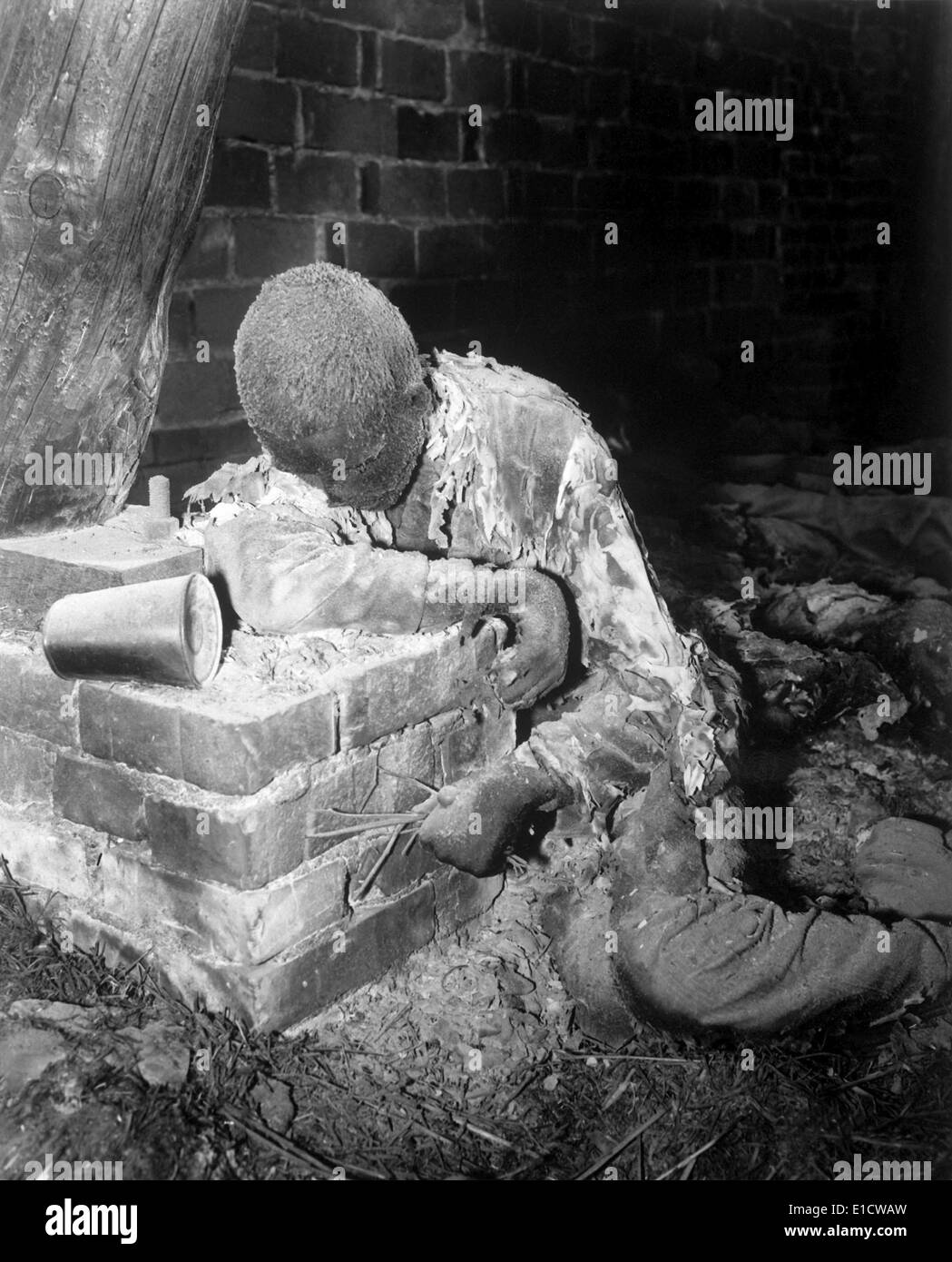 Une victime de l'Gardelegen massacre de 13 avril 1945. Les troupes de la Luftwaffe et des SS Allemands contraints 1 016 ouvriers à l'esclave affaibli Banque D'Images