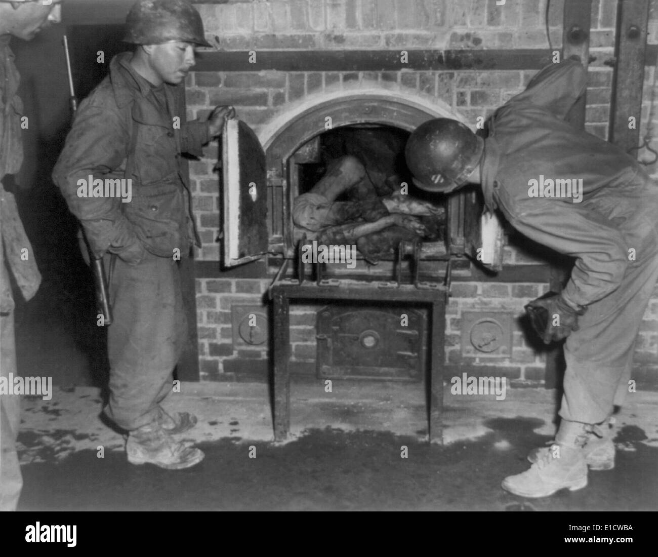 Trois soldats de l'Armée américaine à la recherche de corps dans un four d'un camp de concentration allemand non identifié. 8-24 avril 1945. Banque D'Images