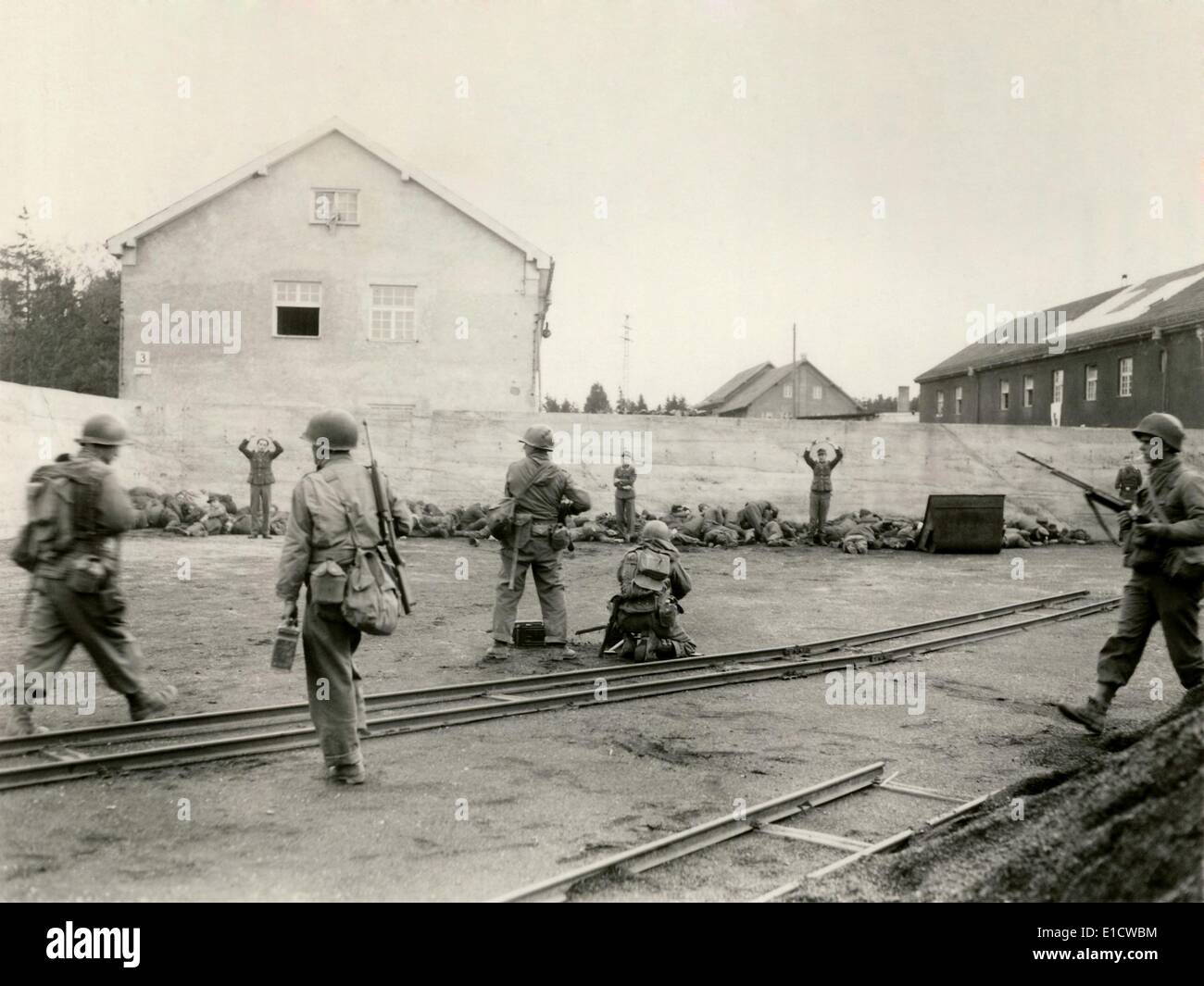 Exécution des troupes SS allemands lors de la libération des camps de concentration Nazi de Dachau. Le 29 avril 1945 environ Banque D'Images