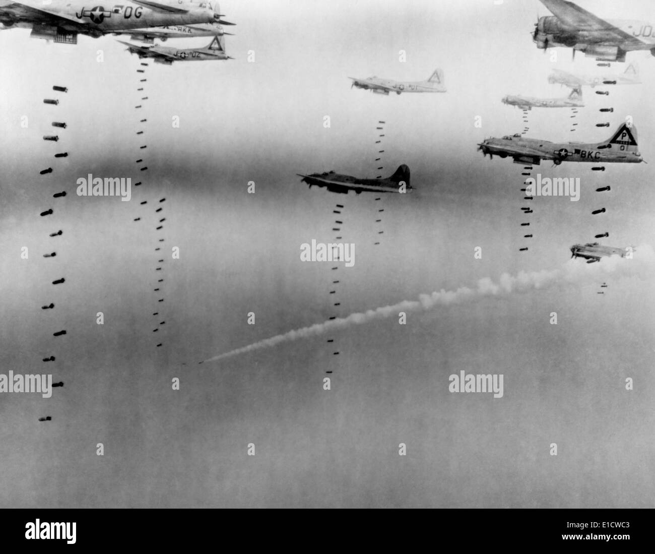 B-17 Flying Fortresses of U.S. 8th Air Force bombarder Dresde en Avril 17, 1945. Une mobilité avion quitte une traînée de fumée qu'il Banque D'Images