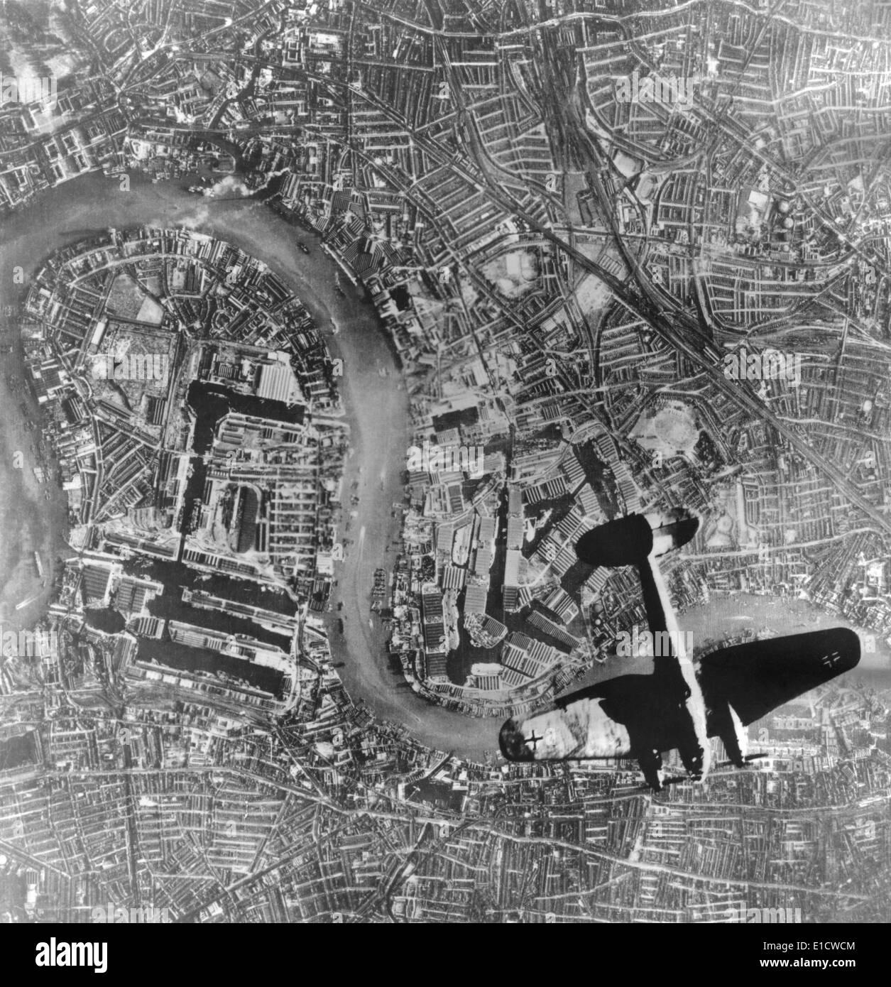 Bombardier Heinkel 111 allemand sur Londres. Vous trouverez ci-dessous la Tamise et le Tower Bridge. L'allemand photo prise le 7 septembre 1940 Banque D'Images