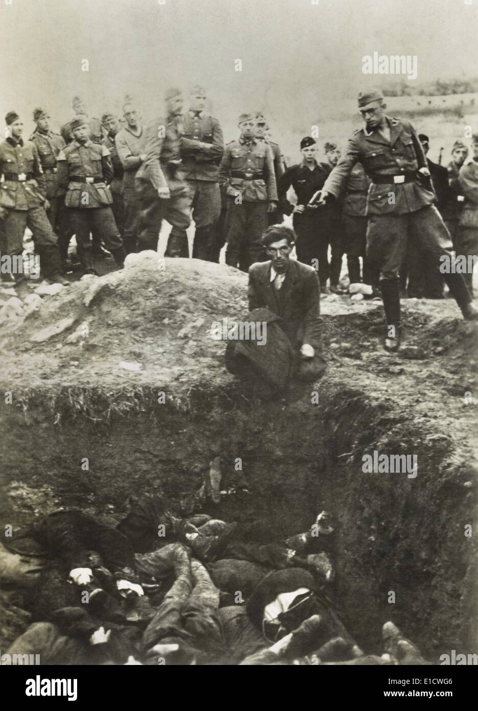 La police et les soldats de la Wehrmacht nazie à une exécution par S.S. Einstatz Gruppen D à une mine à ciel ouvert en 1942. Cette exécution en masse de Banque D'Images