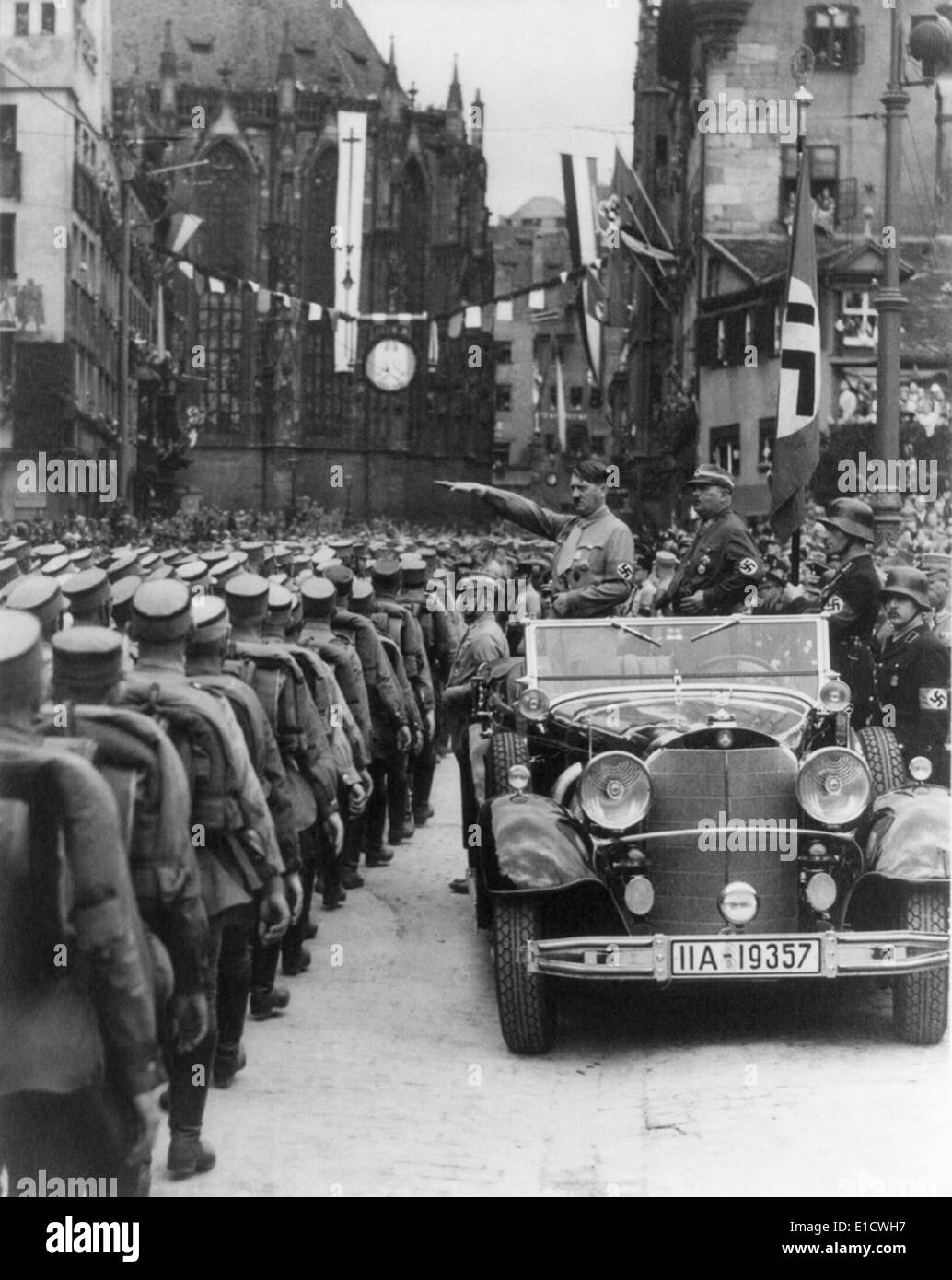 Donner Hitler salut nazi à storm troopers en passant par ouvrir sa voiture, Nuremberg, 1933. Avec Hitler est Ernst Rohm, Nazie longtemps Banque D'Images