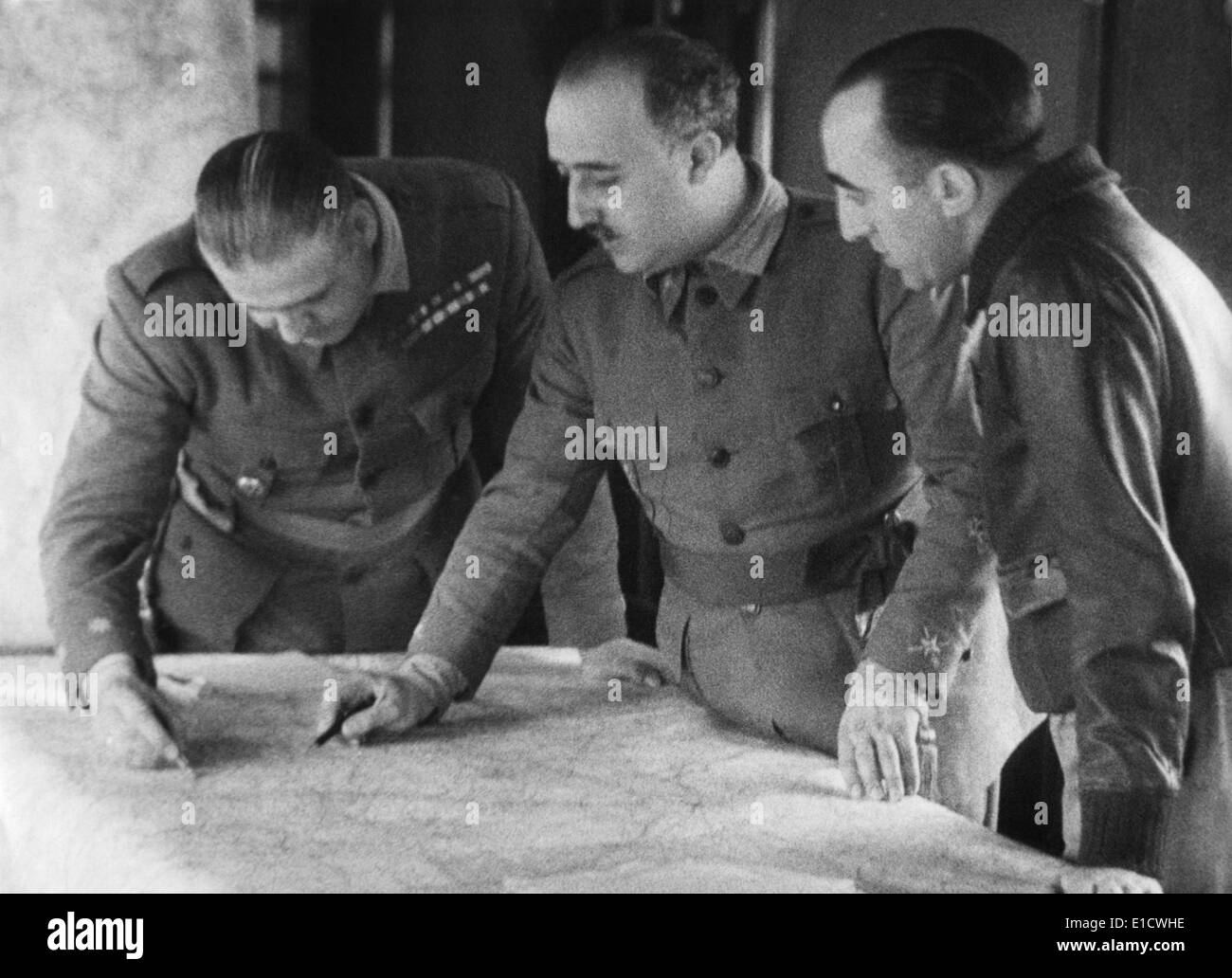 Le général Franco avec deux dirigeants des batailles dans l'Terual avant. Les combats à Alfambra a abouti à une victoire pour le Banque D'Images
