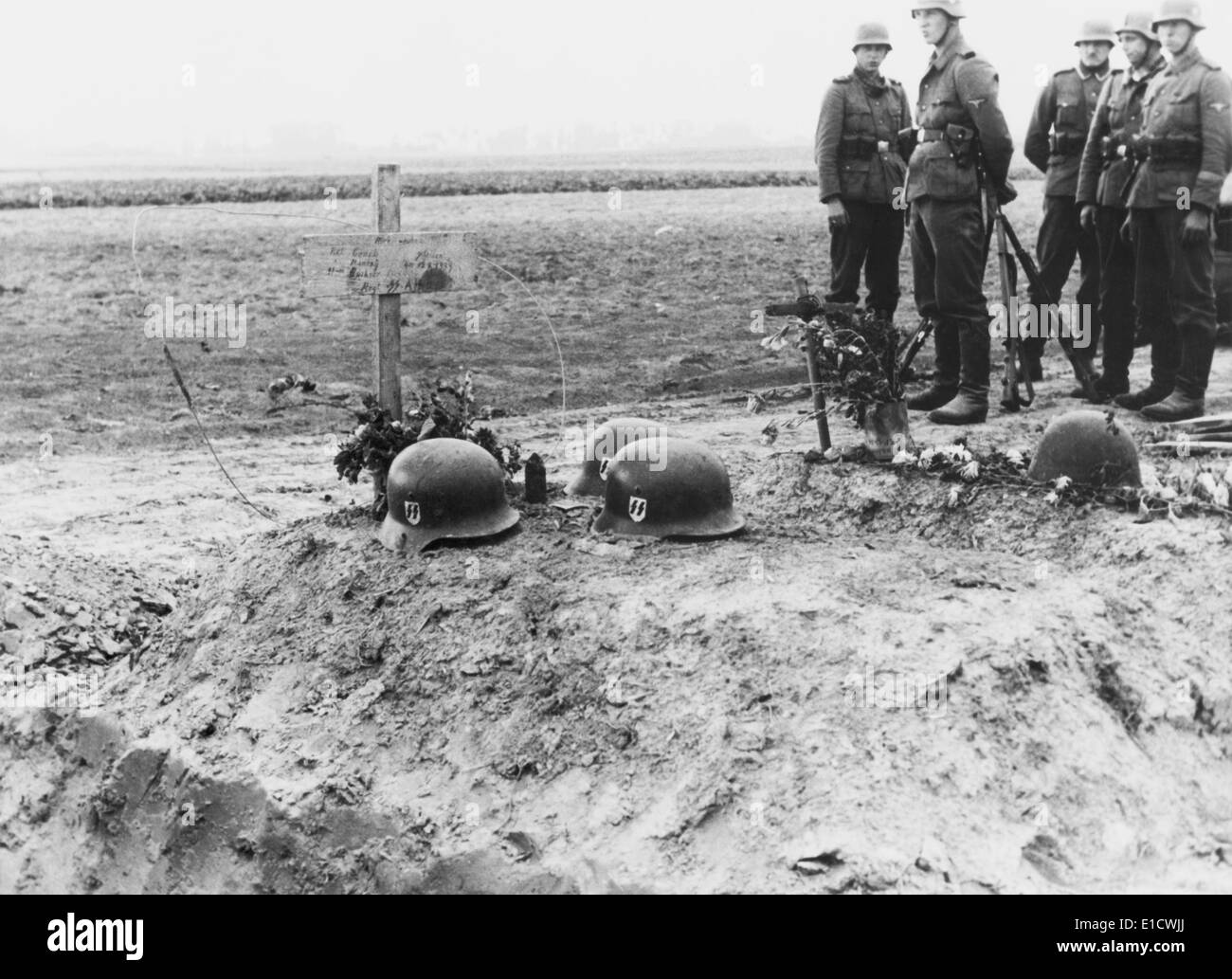 Waffen-SS allemands des troupes à la tête casque tombes de leurs semblables lors de l'invasion de la Pologne. 1939 Septembre. La Seconde Guerre mondiale 2. Banque D'Images