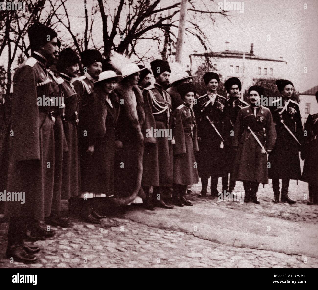 Les Romanov la visite d'un régiment durant la Première Guerre mondiale. De gauche à droite, la grande-duchesse Anastasia, la Grande-Duchesse Olga, le Tsar Nicolas II, Tsarevich Alexei, la grande-duchesse Tatiana, et de la grande-duchesse Maria, et les Cosaques du Kouban Banque D'Images