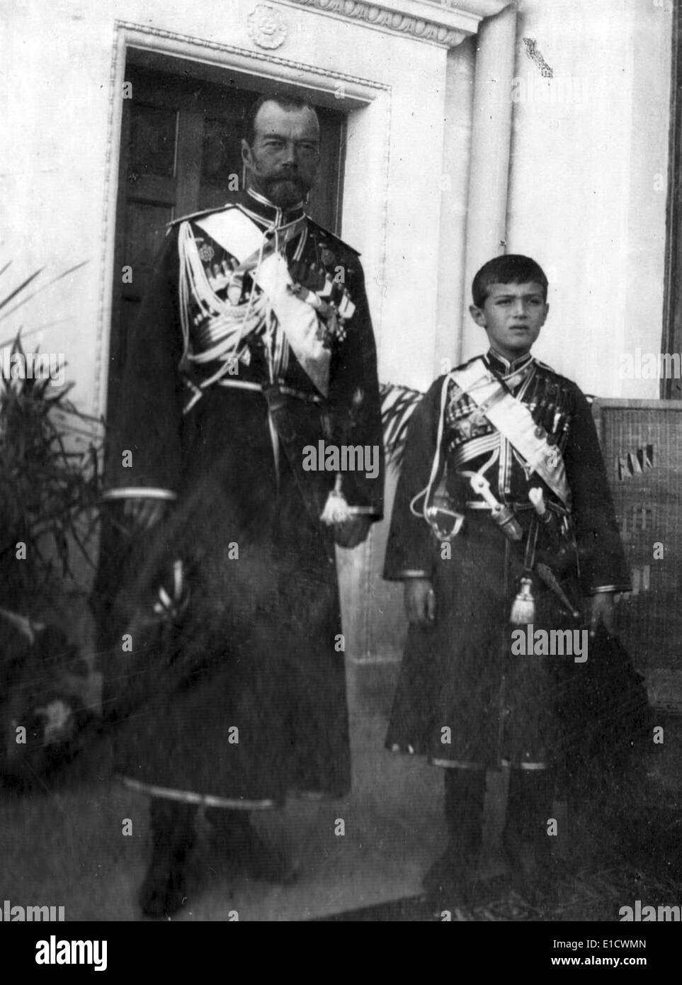 Le Tsar Nicolas II de Russie avec Alexei Nikolaevitch (12 août 1904 - 17 juillet 1918) Tsarevich et héritier au trône de l'Empire russe. Il était le plus jeune enfant et le seul fils de l'Empereur Nicolas II et l'impératrice Alexandra Feodorovna. Il est né avec l'hémophilie. Il a été tué aux côtés de ses parents, quatre soeurs, et trois serviteurs durant la guerre civile russe par décret du gouvernement bolchevik Banque D'Images