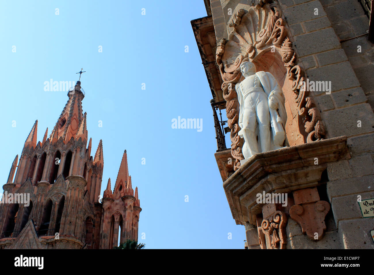 L'église de la paroisse et la statue d'Ignacio Allende à San Miguel de Allende, Guanajuato, Mexique Banque D'Images