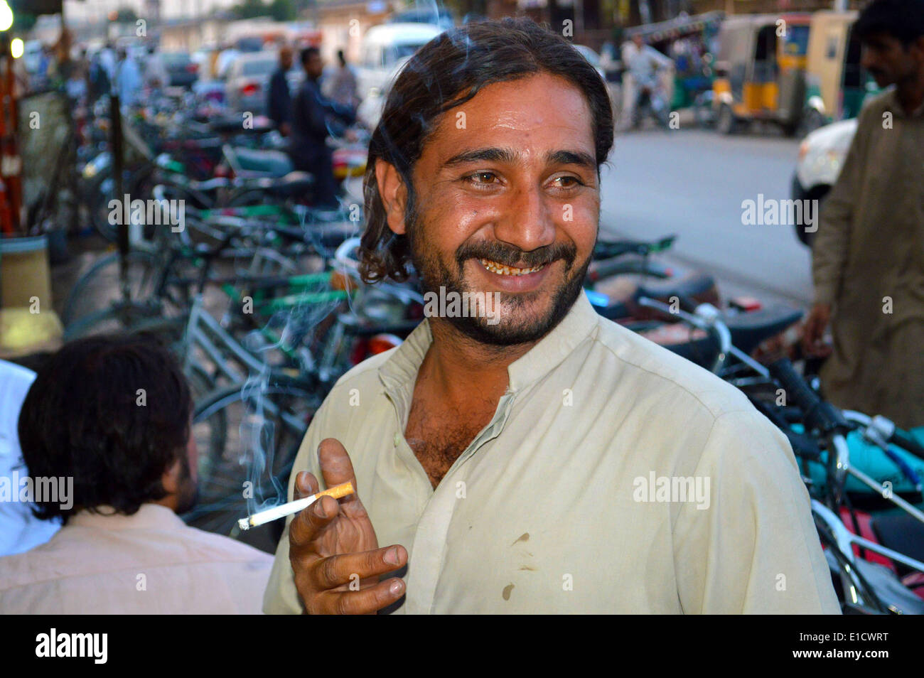 Quetta. 31 mai, 2014. Un homme pakistanais fume sur la Journée mondiale sans tabac dans le sud-ouest du Pakistan Quetta, le 31 mai 2014. L'Organisation mondiale de la Santé (OMS) a appelé les pays à augmenter les taxes sur le tabac pour encourager les utilisateurs à arrêter et empêcher d'autres personnes d'être dépendant du tabac. © Irfan/Xinhua/Alamy Live News Banque D'Images