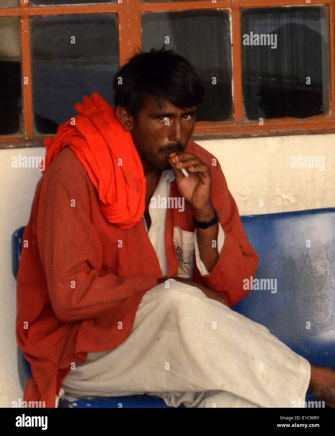 Quetta. 31 mai, 2014. Un homme pakistanais fume sur la Journée mondiale sans tabac dans le sud-ouest du Pakistan Quetta, le 31 mai 2014. L'Organisation mondiale de la Santé (OMS) a appelé les pays à augmenter les taxes sur le tabac pour encourager les utilisateurs à arrêter et empêcher d'autres personnes d'être dépendant du tabac. © Irfan/Xinhua/Alamy Live News Banque D'Images