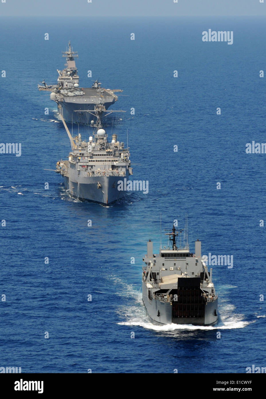 De gauche à droite, le navire de la marine philippine BRP Dagupan City (LC 551), de transport amphibie USS Denver LPD dock (9) et l'avant-to deploye Banque D'Images