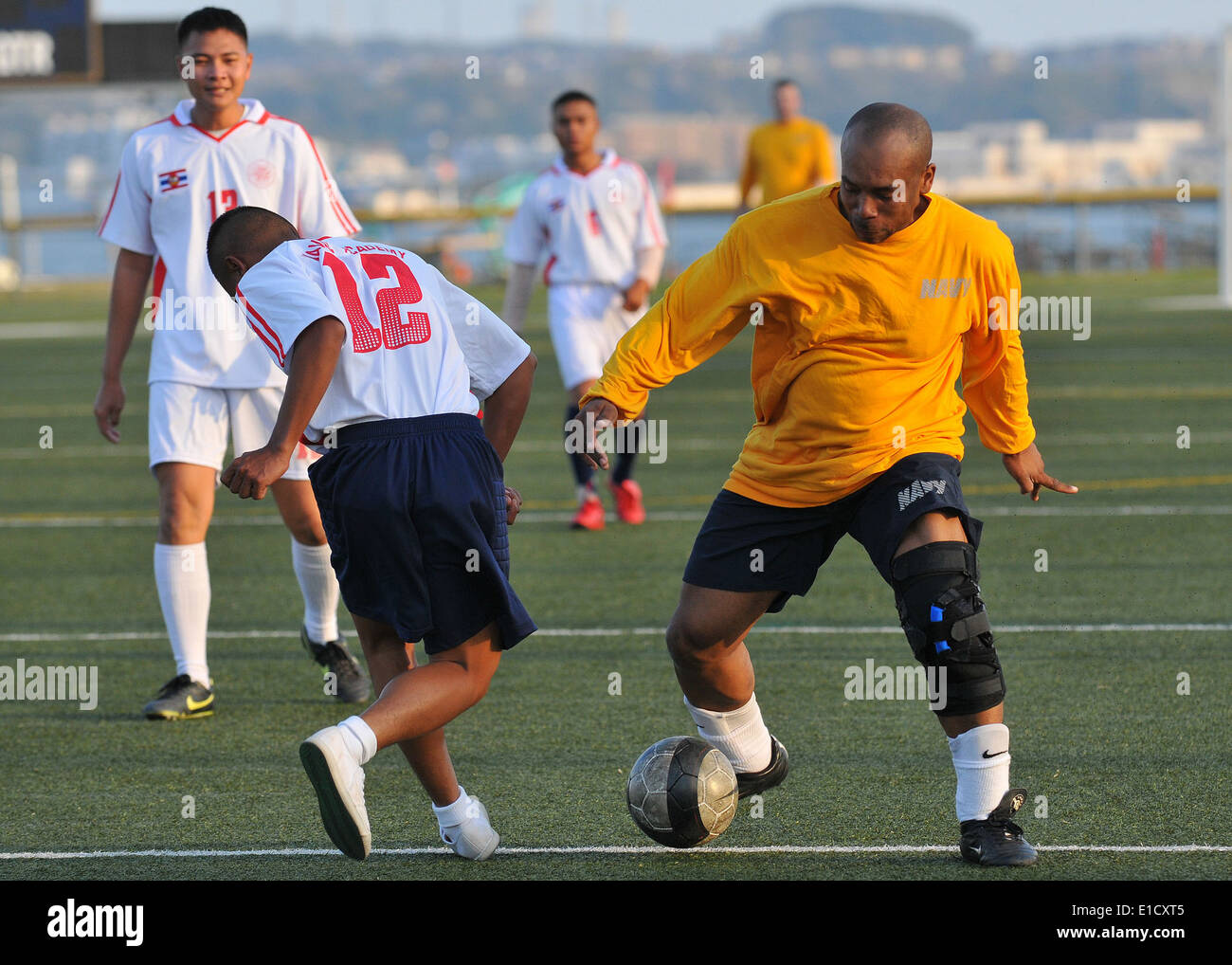 Chef de la Marine américaine Technicien en système de turbine à gaz (électrique) Florizel O'Hara échappe à un cadet de la Marine royale thaïlandaise pendant un match de football Banque D'Images