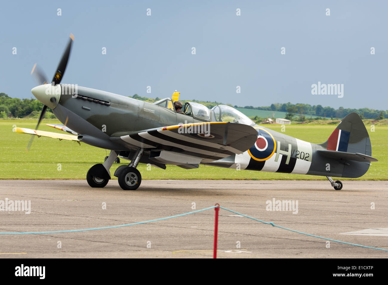 La Seconde Guerre Mondiale Chasseur Spitfire A Duxford Air Show En D Day Pour Celebrer Le 70e Anniversaire Du Debarquement Photo Stock Alamy La Seconde Guerre Mondiale Chasseur Spitfire A Duxford Air Show En D Day Pour Celebrer Le 70e Anniversaire Du Debarquement Photo Stock Alamy
