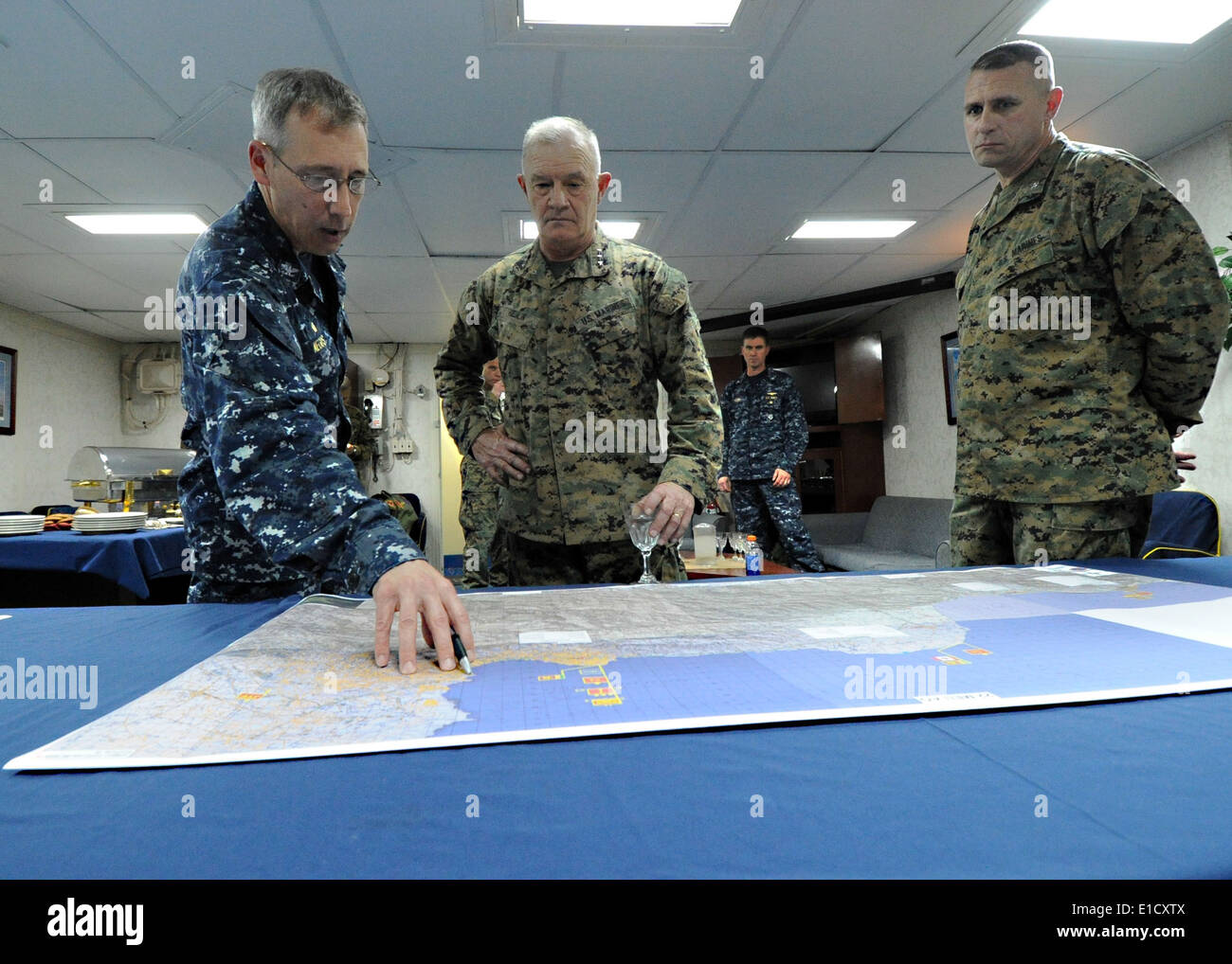 100310-N-5961C-006 USS BATAAN, Haïti (Mar. 10, 2010) Le capitaine Tom Negus, commandant de l'Escadron amphibie Six mémoires Hejl Général Banque D'Images