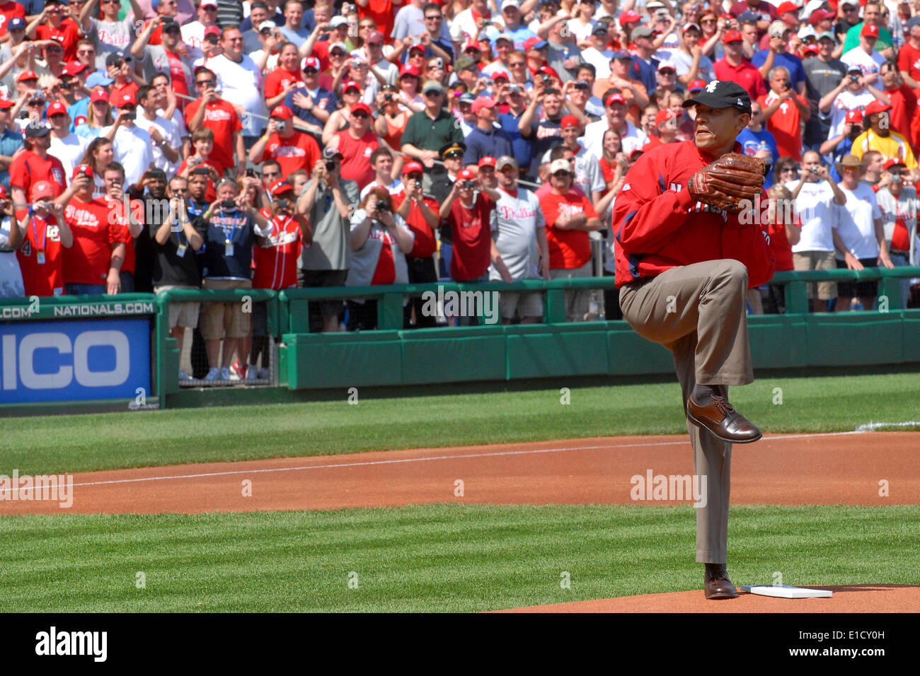 Le président Barack Obama lance la première balle de cérémonie pour démarrer la saison de baseball pour les ressortissants nationaux à Washington Banque D'Images