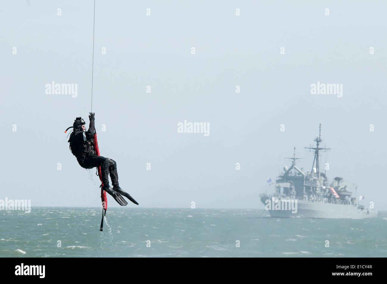 Un plongeur de la Marine américaine se bloque à partir d'un hélicoptère SH-60B Seahawk affecté à la station d'atterrissage amphibie USS Harpers Ferry (LSD 4 Banque D'Images