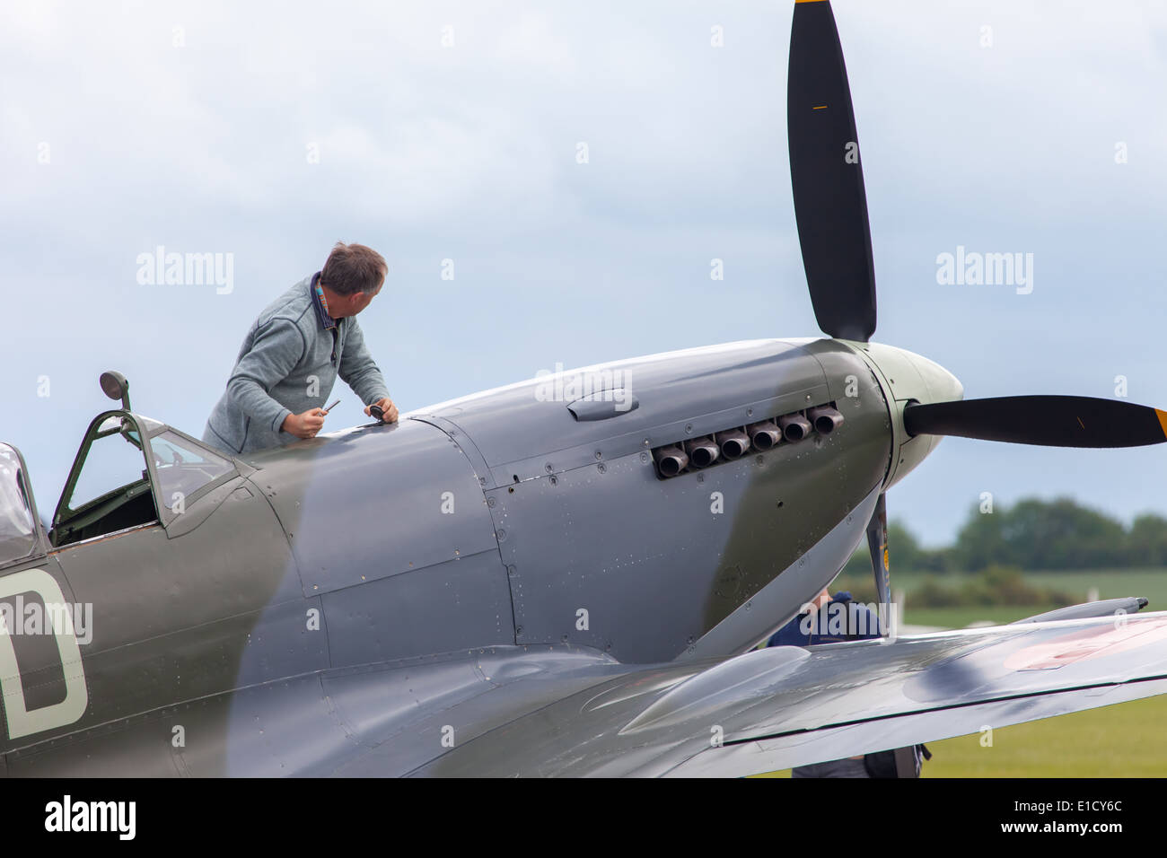 Une guerre mondiale Spitfire 2 en préparation pour le vol au meeting aérien de Duxford Cambridgeshire Banque D'Images