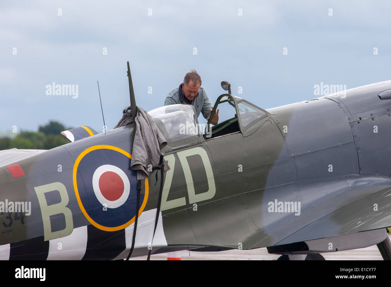 Une guerre mondiale Spitfire 2 en préparation pour le vol au meeting aérien de Duxford Cambridgeshire Banque D'Images