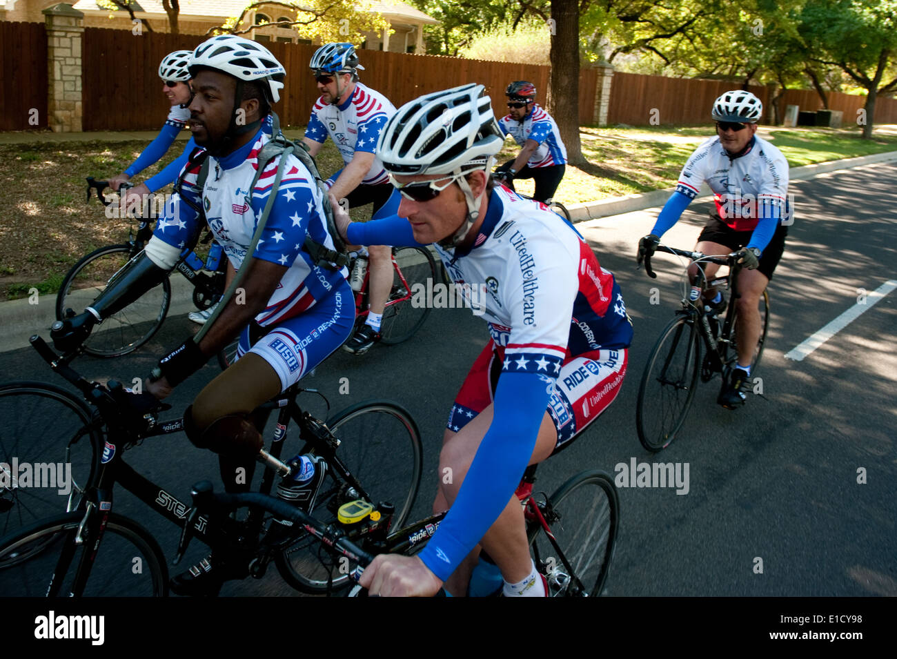 Les membres des services bénévoles, les soldats blessés et de participer à la balade 2 Défi Vélo Récupération de Austin, Texas, pour Banque D'Images