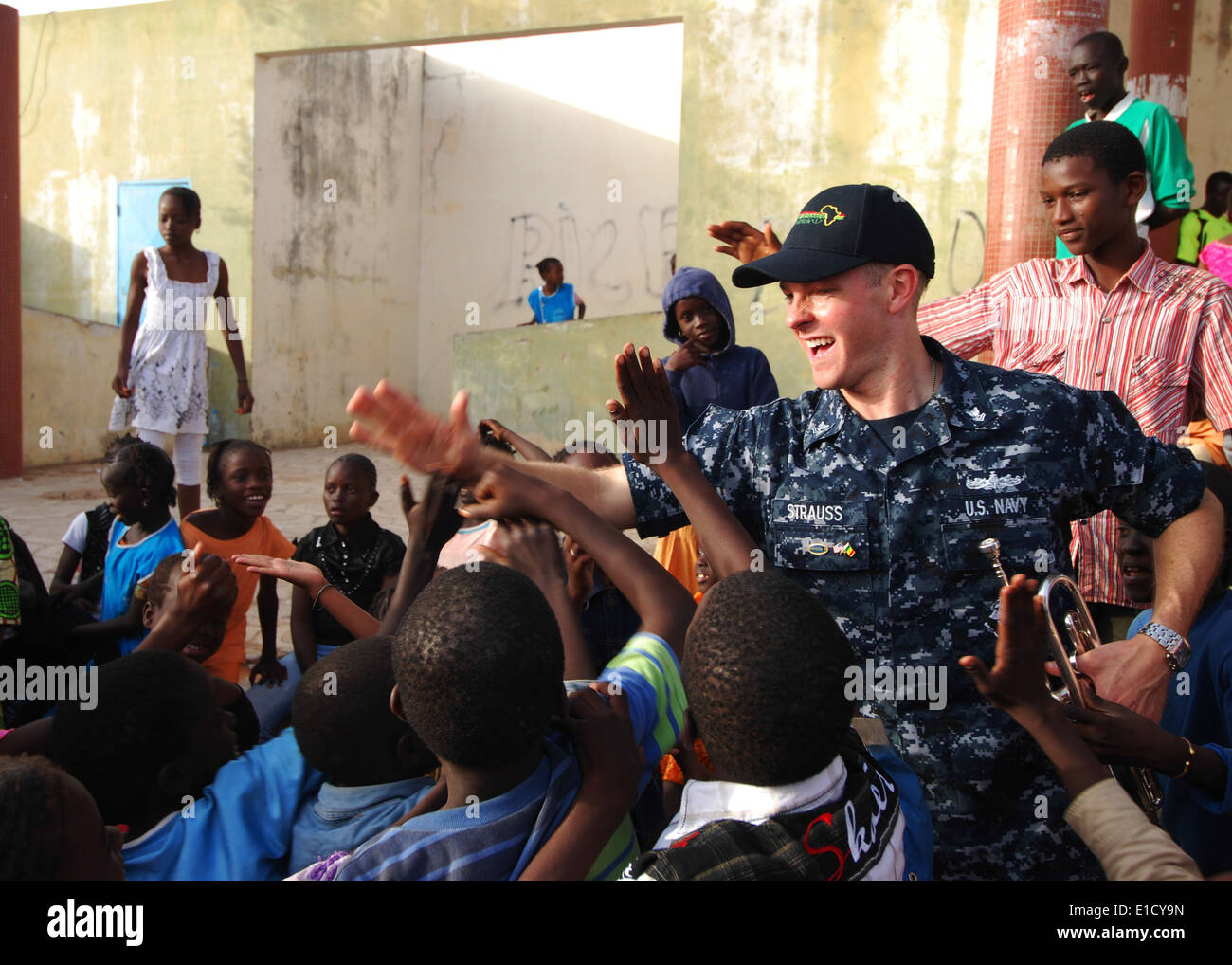 Musicien de 2e classe de la Marine américaine Justin Strauss, de la U.S. Naval Forces Europe ?Bande de cinq étoiles, quintette de cuivres ? Les fives childre Banque D'Images
