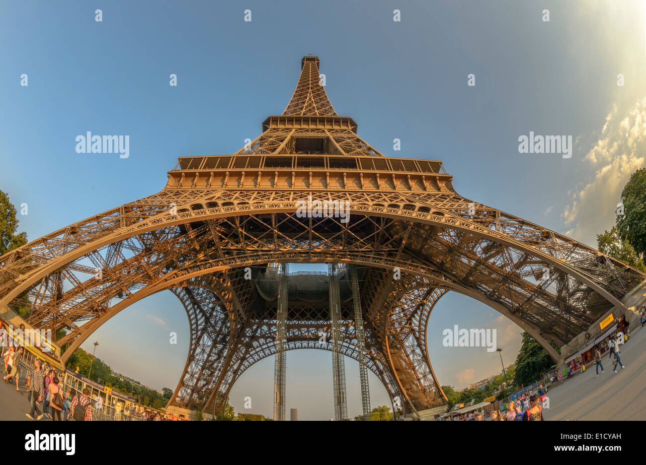Angle de vue très large de la Tour Eiffel au coucher du soleil Banque D'Images