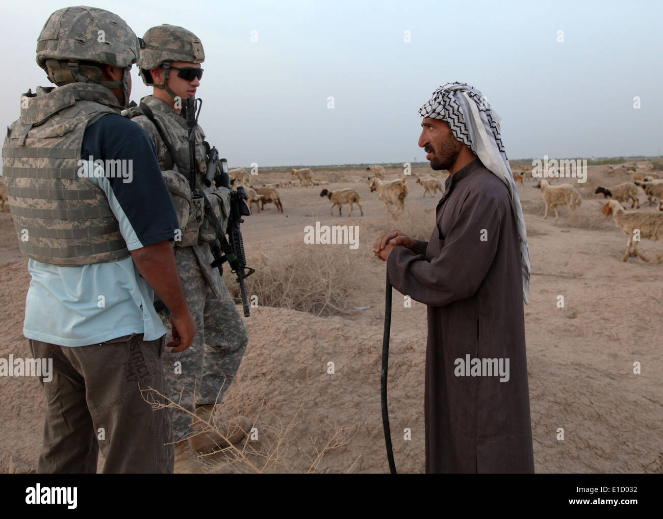 1Le lieutenant de l'armée américaine. Scott Shafer, Compagnie D, 1-12 Cavalry, 3e Brigade d'aider et de conseiller, Division de cavalerie, des entretiens avec un peuple iraquien Banque D'Images