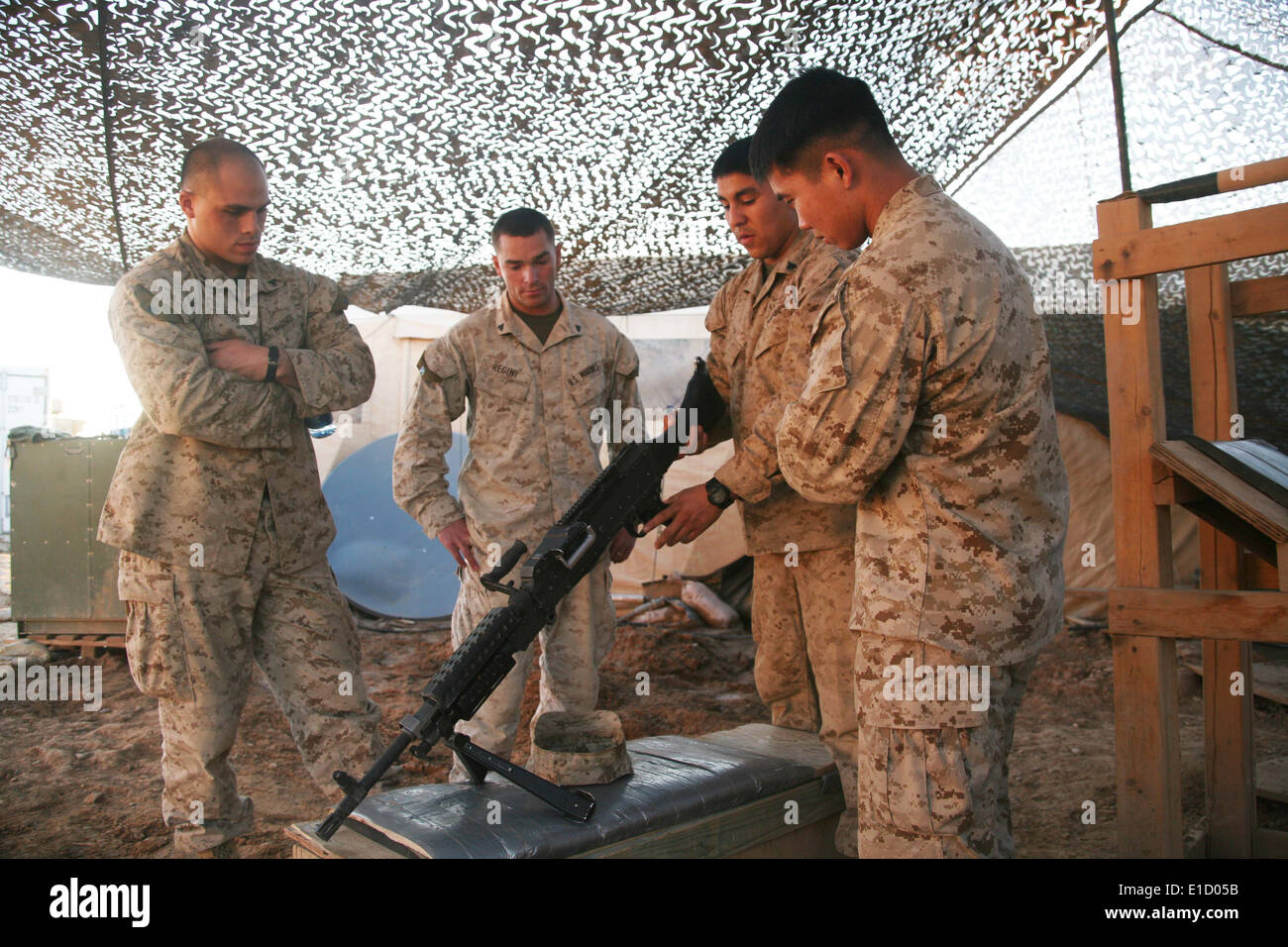 Corps des Marines des États-Unis Le Cpl. Leroy Gomez, avec l'équipe de combat régimentaire 7, donne un cours sur les composants d'un M-240G machine gun un Banque D'Images