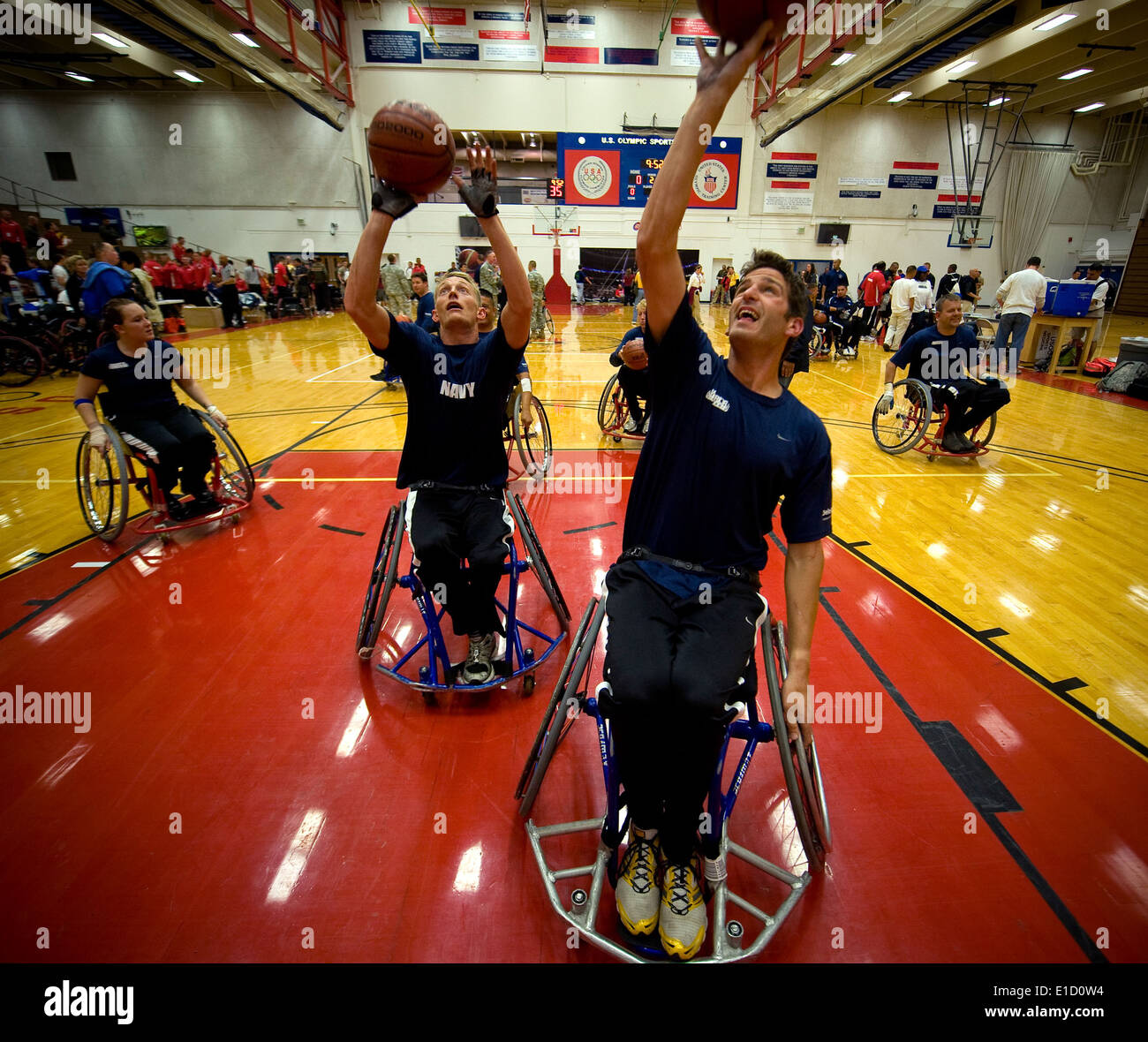 Les marins américains chauffer avant d'un avant-match de basketball en fauteuil roulant contre une équipe de l'Armée de l'air à l'inaugural Warrior Jeux un Banque D'Images