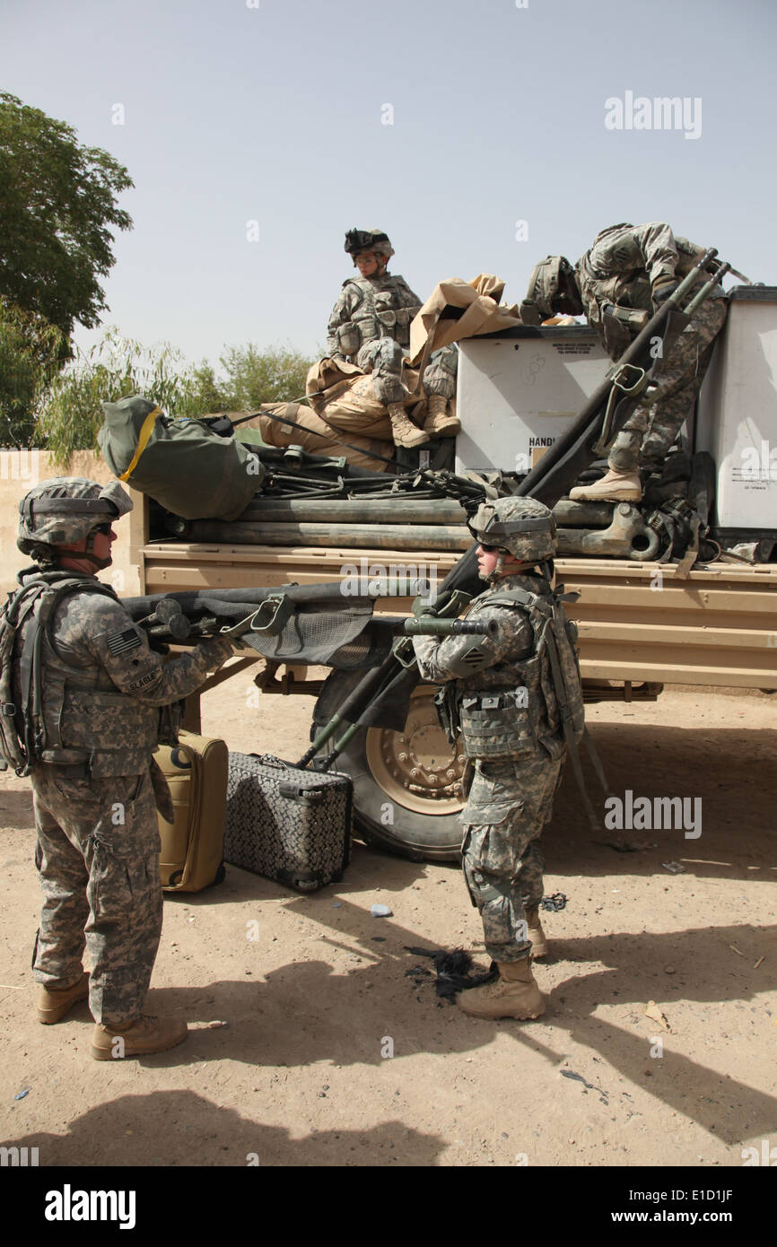 Des soldats américains décharger des fournitures médicales au cours d'un exercice médical combiné dans le mollah Fayyed, l'Iraq, le 6 juin 2010. Les soldats sont Banque D'Images
