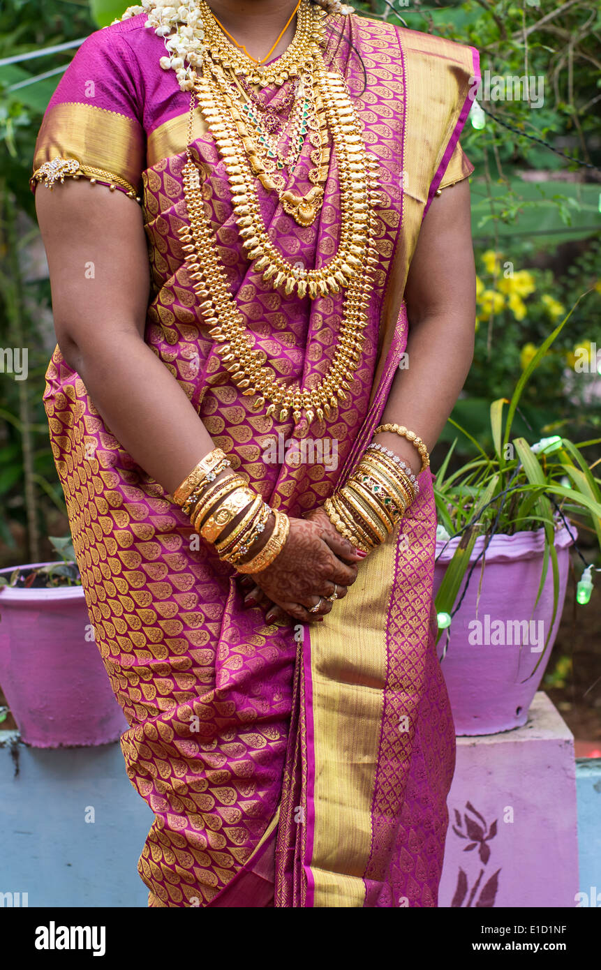 Mains d'une Indienne mariée parée de bijoux, bracelets et peinte au henné Banque D'Images