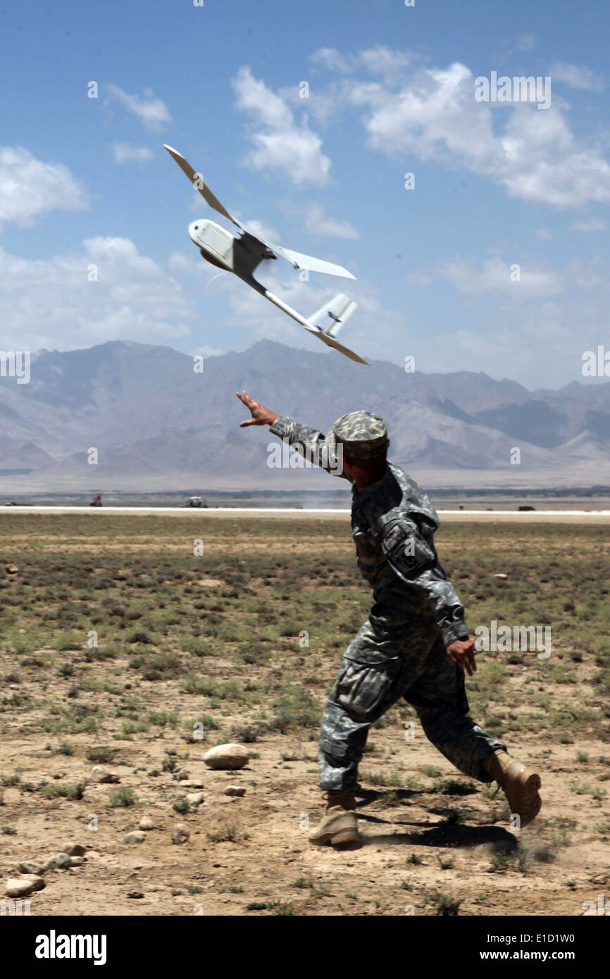 Un soldat américain lance un RQ-11 Raven véhicule aérien sans pilote dans le cadre du programme de système aérien sans pilote d'enseignement Cer Banque D'Images