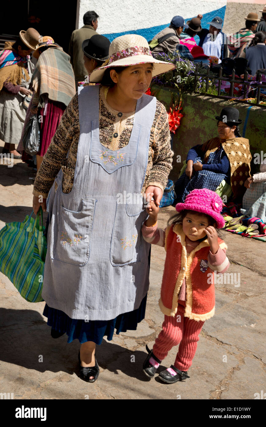 Femme et enfant dans un marché à Copacabana, Bolivie Banque D'Images