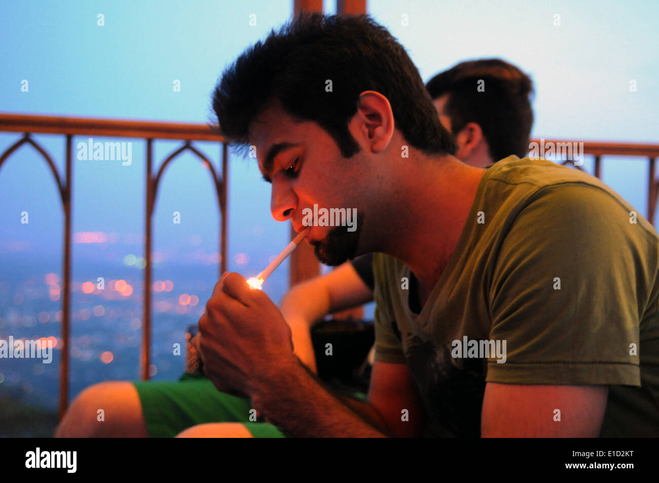 Islamabad, Pakistan. 31 mai, 2014. Un homme fume pakistanais lors de la Journée mondiale sans tabac à Islamabad, capitale du Pakistan, le 31 mai 2014. L'Organisation mondiale de la Santé (OMS) a appelé les pays à augmenter les taxes sur le tabac pour encourager les utilisateurs à arrêter et empêcher d'autres personnes d'être dépendant du tabac. © Ahmad Kamal/Xinhua/Alamy Live News Banque D'Images