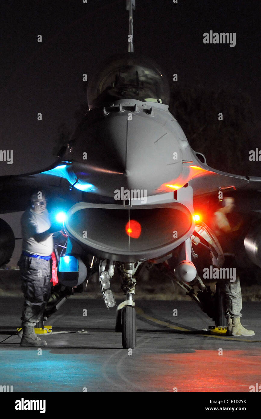 Les aviateurs américains de la 169e groupe de maintenance hors de la base de la Garde nationale mixte Guess, S.C., effectuer des vérifications après-vol sur un Banque D'Images