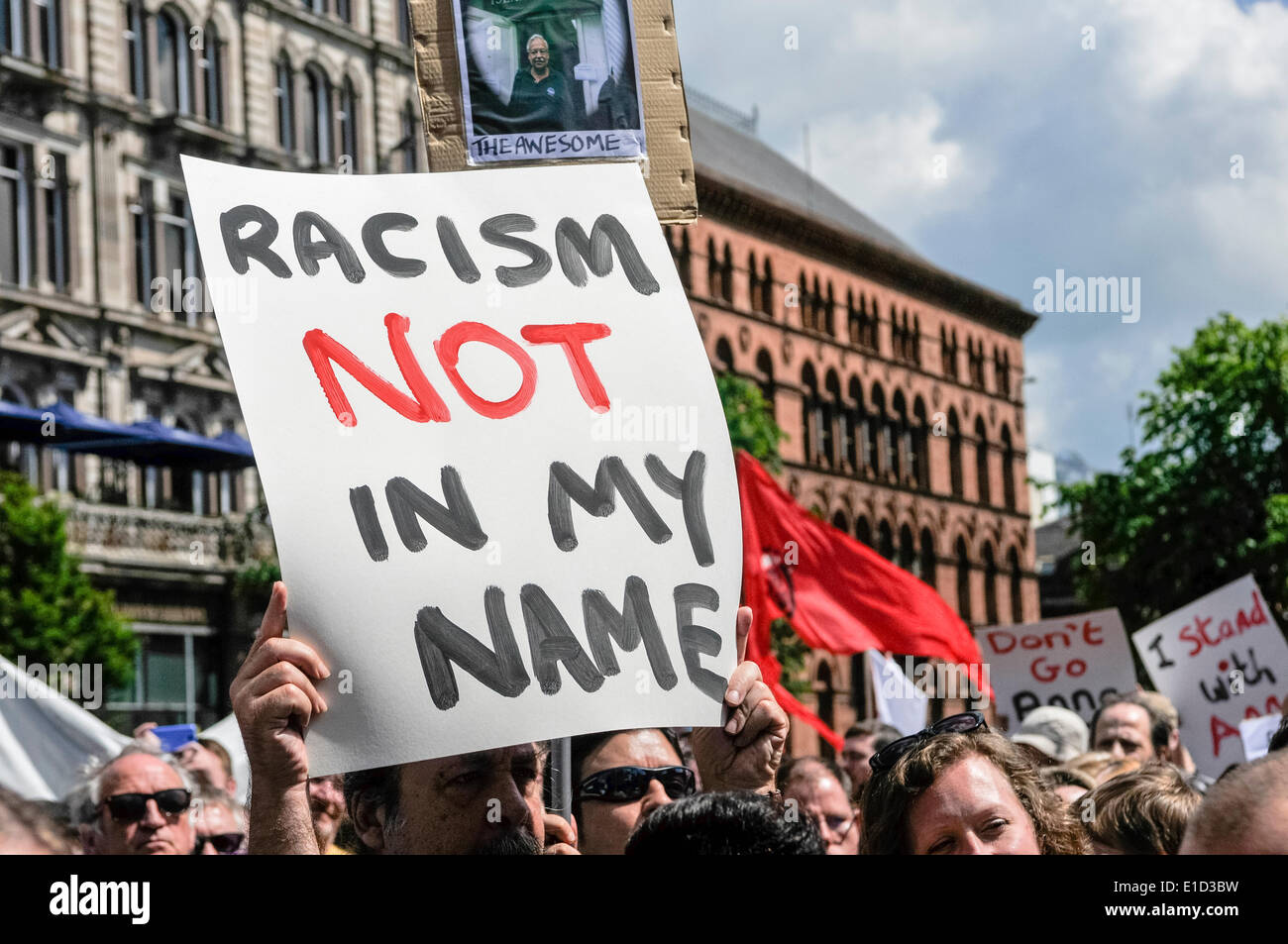 Belfast, Irlande du Nord. 31 mai 2014 - Un panneau disant "le racisme. Pas en mon nom". Des milliers de personnes pour un anti-racisme manifestation tenue à l'appui d'Anna Lo MLA. Mme Lo avait menacé de quitter l'Irlande du Nord à cause de la quantité d'attaques racistes. Crédit : Stephen Barnes/Alamy Live News Banque D'Images