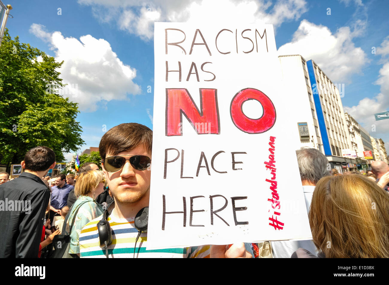 Belfast, Irlande du Nord. 31 mai 2014 - panneau "Le racisme n'a pas sa place ici". Des milliers de personnes pour un anti-racisme manifestation tenue à l'appui d'Anna Lo MLA. Mme Lo avait menacé de quitter l'Irlande du Nord à cause de la quantité d'attaques racistes. Crédit : Stephen Barnes/Alamy Live News Banque D'Images