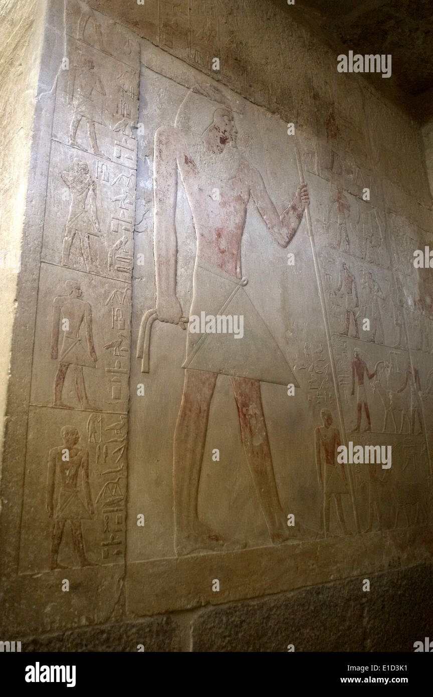 Mastaba de Ptahhotep et Akhethotep. 5ème dynastie. Relief polychrome. La figure masculine. Saqqara. L'Égypte. Banque D'Images