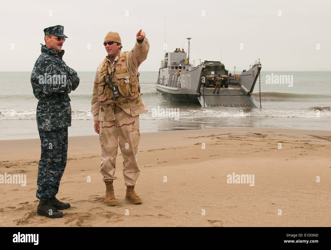 L'Adjudant de la Marine américaine Timothy Smith, du Beach Master Unit 1, mémoires Le Capitaine Peter Brennan, le commodore de l'Escadron amphibie 5 Banque D'Images