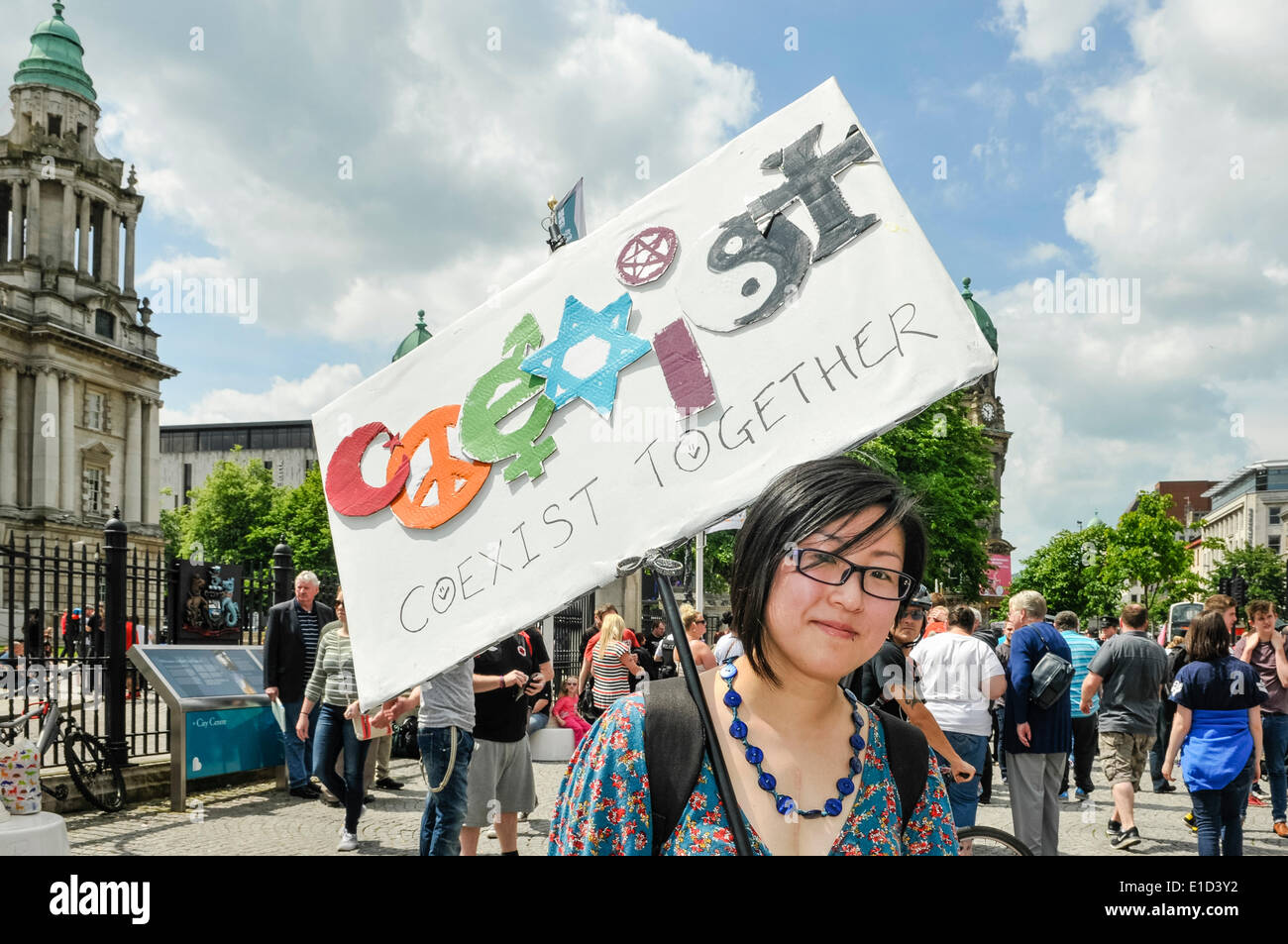 Belfast, Irlande du Nord. 31 mai 2014 - Des milliers de personnes pour un anti-racisme manifestation tenue à l'appui d'Anna Lo MLA. Mme Lo avait menacé de quitter l'Irlande du Nord à cause de la quantité d'attaques racistes. Crédit : Stephen Barnes/Alamy Live News Banque D'Images