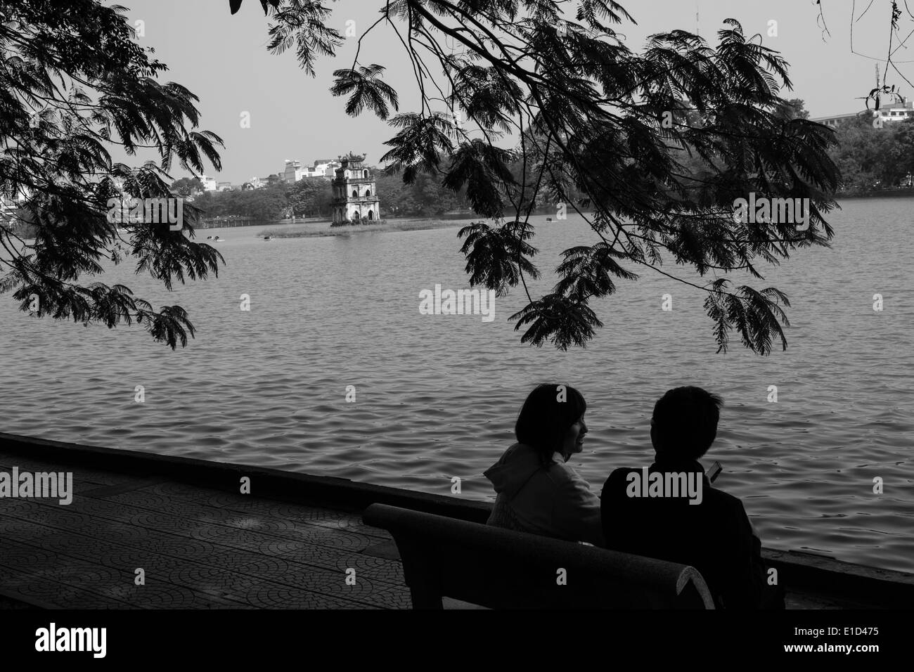 Jeune couple vietnamien par lac Hoan Kiem à Hanoi, Vietnam. Connu sous le nom de "Lac de l''Epée restituée. Banque D'Images