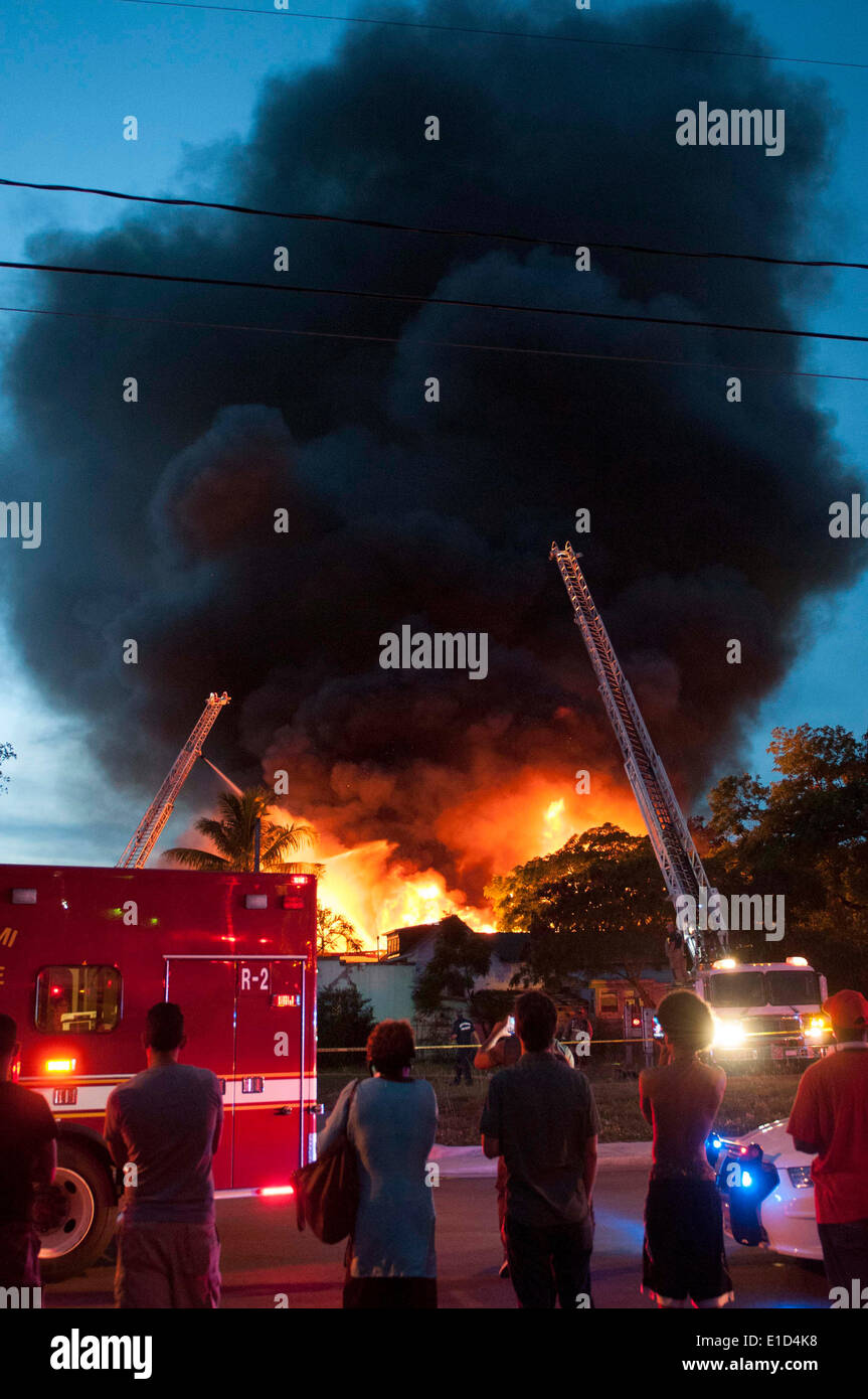 30 mai 2014 - Miami, Floride, États-Unis - Les pompiers bataille un incendie à la maison sur le SW 14 Terrasse. (Crédit Image : © Maria Izaurralde/ZUMA Press) Banque D'Images