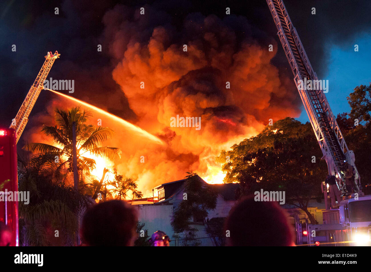 30 mai 2014 - Miami, Floride, États-Unis - Les pompiers bataille un incendie à la maison sur le SW 14 Terrasse. (Crédit Image : © Maria Izaurralde/ZUMA Press) Banque D'Images