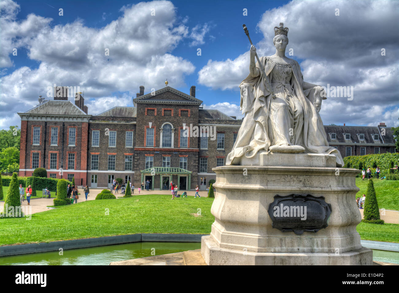 Image HDR d'une statue de la reine Victoria à l'extérieur du palais, une résidence royale situé dans Kensington Gardens, London England Banque D'Images