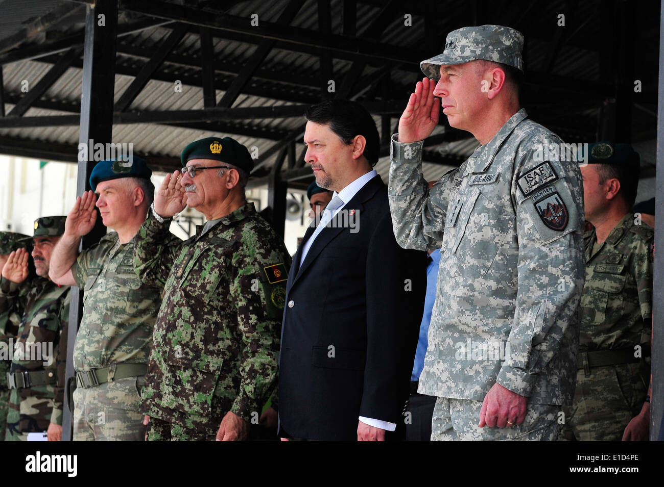 À partir de la droite, commandant de la Force internationale d'Assistance à l'armée américaine le Général David H. Petraeus, Ambassadeur de Turquie en Af Banque D'Images