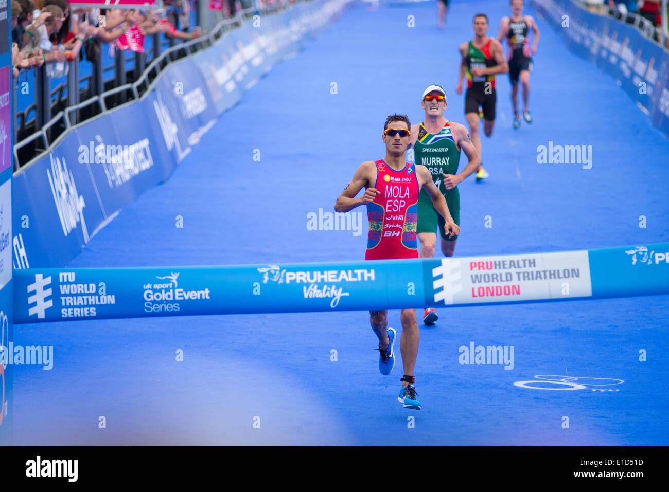 Hyde Park, London UK. 31 mai 2014. La triathlonienne Mario Mola (ESP) s'agit de la ligne en première position à la PruHealth World Triathlon Élite UIT Mens course. Credit : Malcolm Park editorial/Alamy Live News Banque D'Images