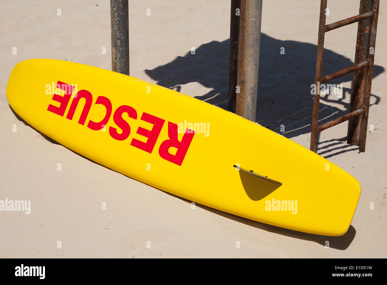 Petit bateau de sauvetage jaune pond sur la plage Banque D'Images