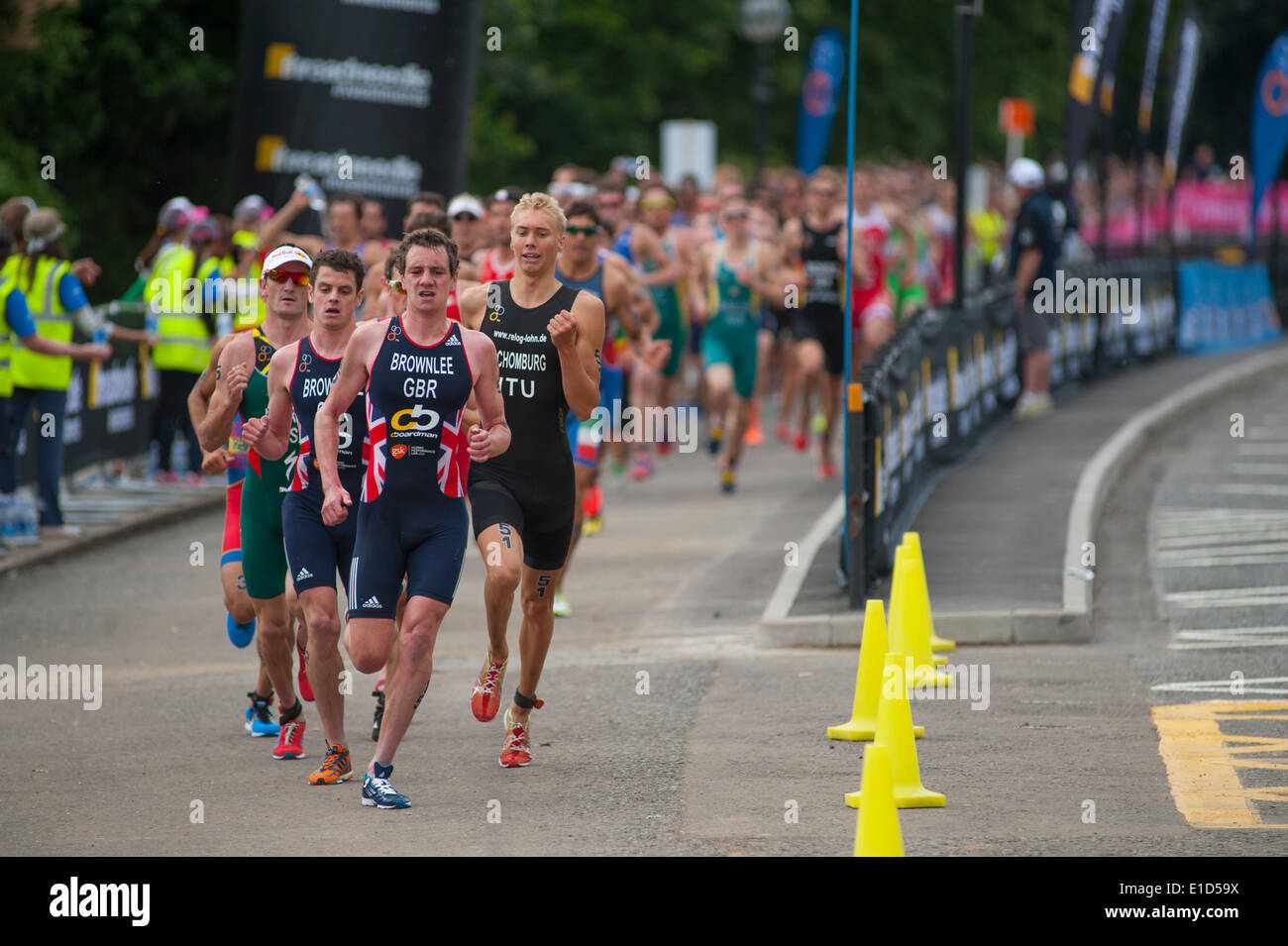 Hyde Park, London UK. 31 mai 2014. Les frères Brownlee (GBR) menant au début de la course de la PruHealth World Triathlon Élite UIT Mens course. Credit : Malcolm Park editorial/Alamy Live News Banque D'Images