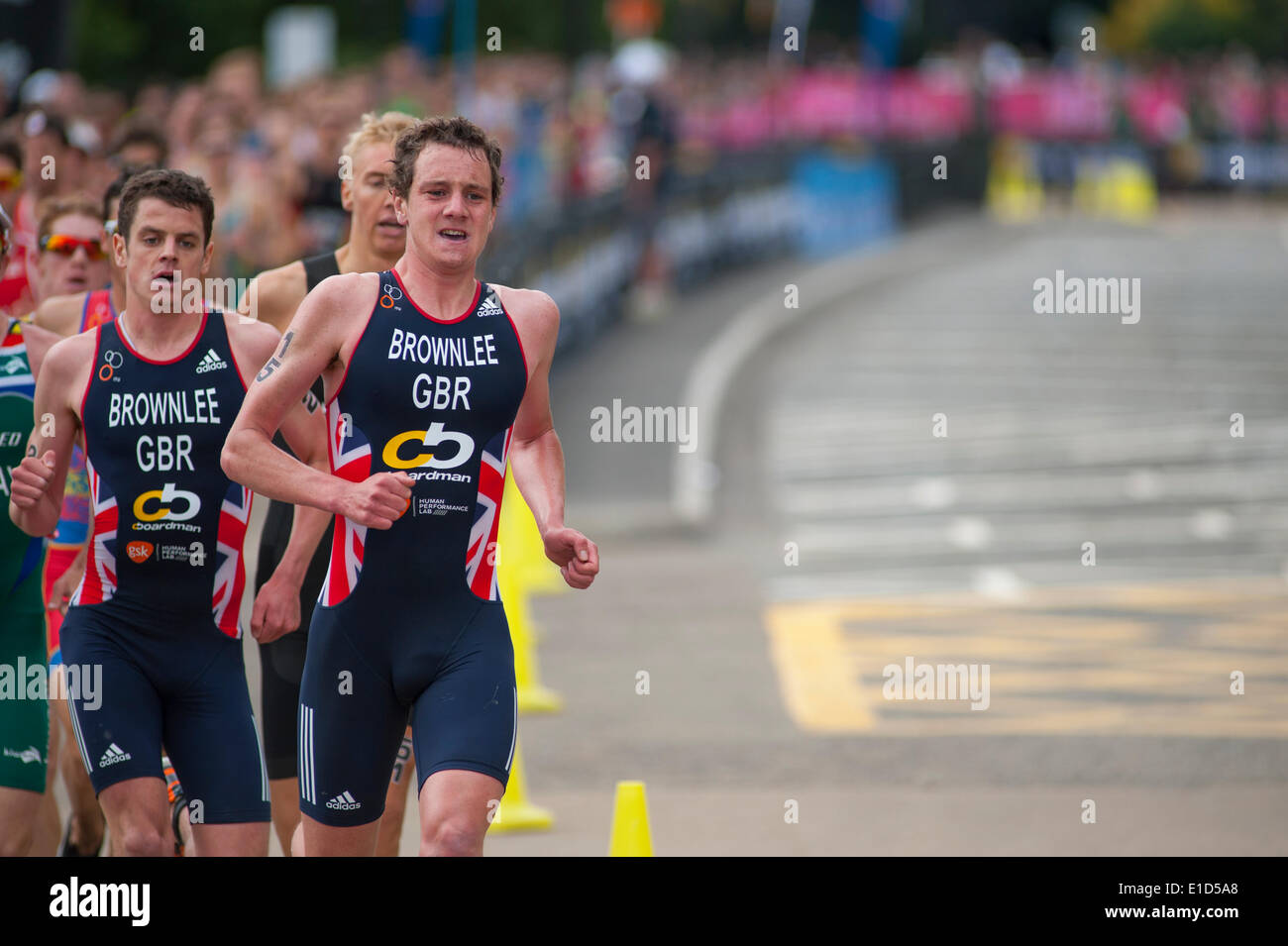 Hyde Park, London UK. 31 mai 2014. Les frères Brownlee (GBR) menant au début de la course de la PruHealth World Triathlon Élite UIT Mens course. Credit : Malcolm Park editorial/Alamy Live News Banque D'Images